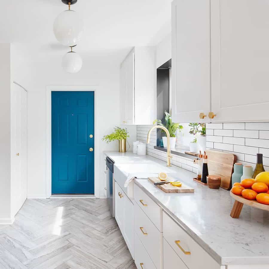 Light-Color-Kitchen-Flooring-Ideas-_thirdcoastinteriors_