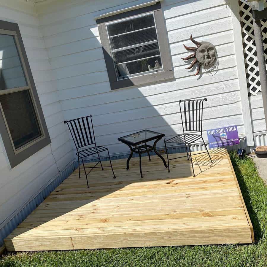 Pallet-Backyard-Deck-Ideas-onesoulyogastudio