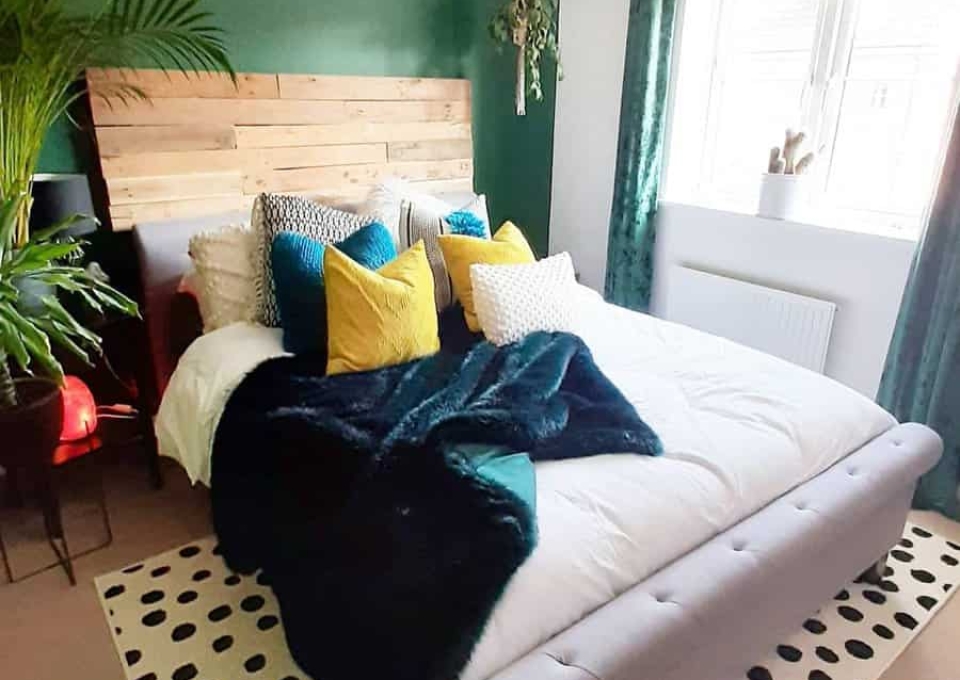 Pallet Headboard Ideas Designed With Plants